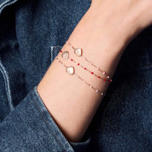 Poignets d'une femme qui porte des bracelets Cœur Lumière gigi clozeau