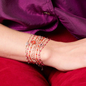 Photo du poignet d'une femme qui porte des bracelets gigi clozeau